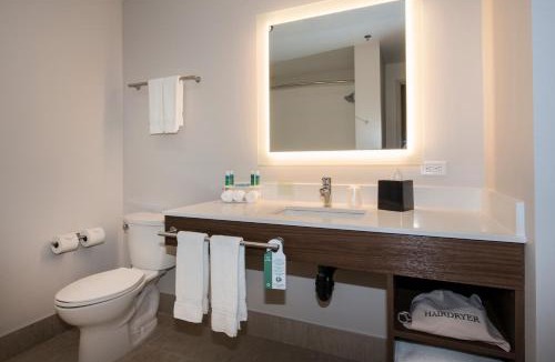 Victoria Hotel | Holiday Inn Express & Suites Victoria-Colwood by IHG