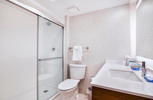 Willoughby Hotel | Holiday Inn Express & Suites Langley by IHG