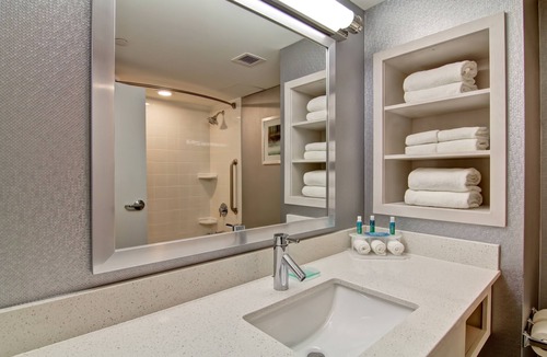 Durham Region Hotel | Holiday Inn Express & Suites Oshawa Downtown - Toronto Area by IHG