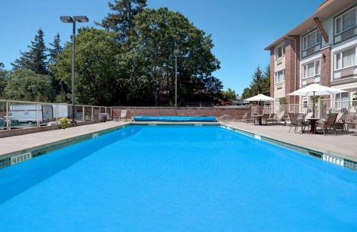 Saanich Hotel | Holiday Inn Victoria - Elk Lake by IHG