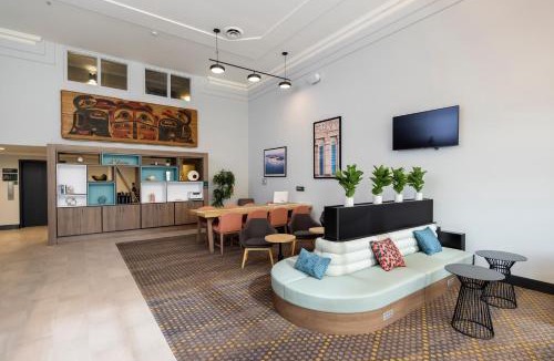 Saanich Hotel | Holiday Inn Victoria - Elk Lake by IHG