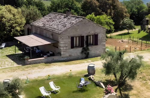 Ponte di Gabbiano House | Holiday Home 'Fienile' with Shared Pool, Garden and Wi-Fi