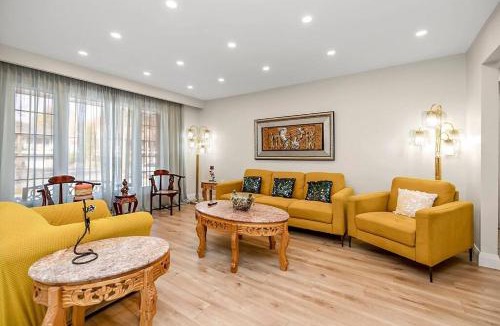 Mississauga House | Home in Serene Suburbia 905