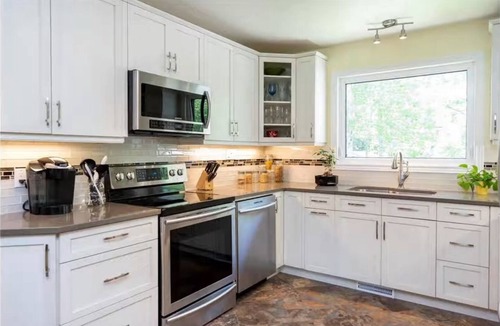 Birds Hill House | Home on large park like lot. Close to beaches, Prov parks & festival grounds.