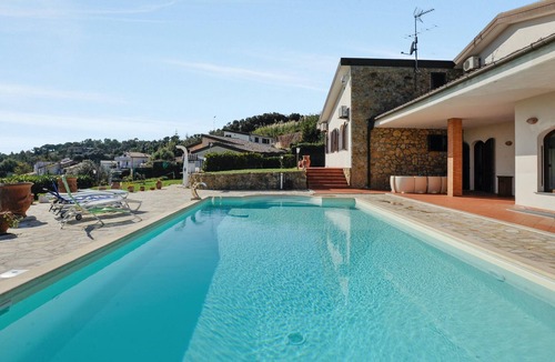 Castellaccio Villa | Homerez - Villa for 7 ppl. with swimming-pool and jacuzzi at Castellaccio