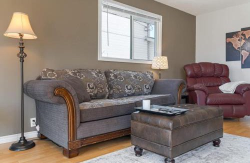 Drumheller House | Hoodoo Hideout - 2BR House - Family Retreat - King Suite