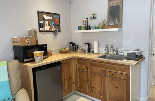 Cougar Creek Bed & Breakfast | Horseshoe Bed and Breakfast: Private, Cozy Bachelor Suite