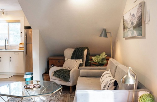 South Central Apartment | Hospital Walking distance/Pandosy Area/Close to Beach 2 bed/2 bath Carriage Home