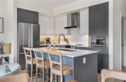 East Kootenay Apartment | Hot Tub | 2 Min From Lake | Modern | Shuffle Board