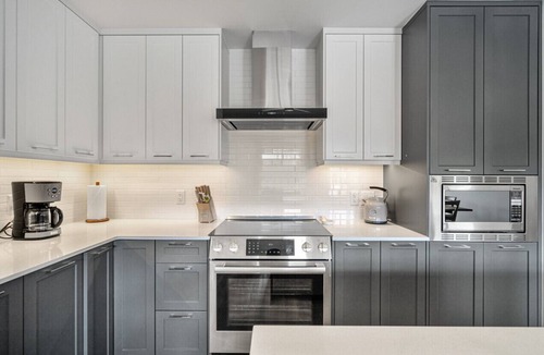 East Kootenay Apartment | Hot Tub | 2 Min From Lake | Modern | Shuffle Board