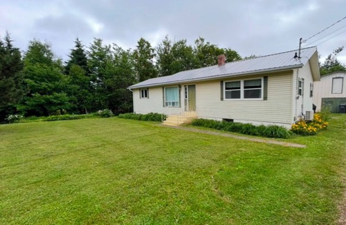 Grand Tracadie House | HOT TUB, BEACH 2 MINS, SEAFOOD, TRAILS, GOLF COURSES, DALVAY, DRIVE-IN THEATRE