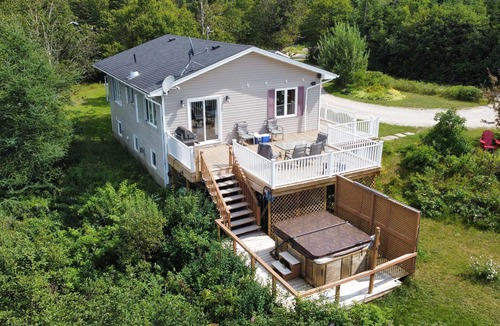 Bonne Bay Pond House | !Hot Tub! - Edge of Gros Morne Park - Explorers, family & Snowmobilers home