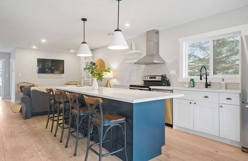 Fort Erie House | Hot Tub Haven! Steps to Bay Beach! Guest favourite