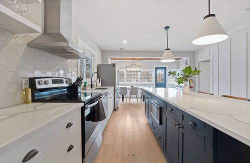 Fort Erie House | Hot Tub Haven! Steps to Bay Beach! Guest favourite