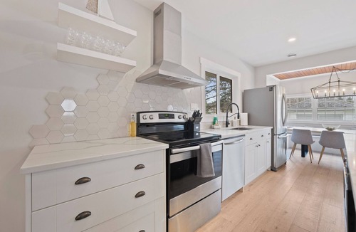 Fort Erie House | Hot Tub Haven! Steps to Bay Beach! Guest favourite