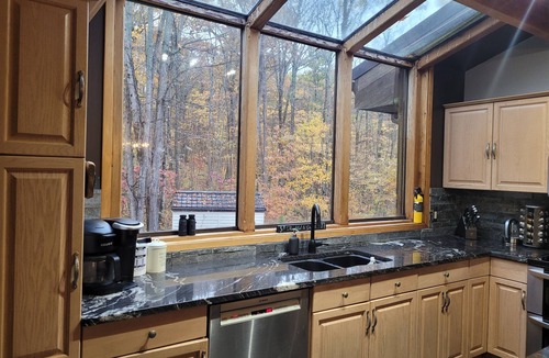 Severn House | HOT TUB-Natural paradise, timber frame, sauna, close to Casino and ski hill.