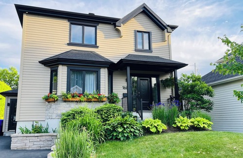 L'Ancienne-Lorette Cottage | HOT TUB/only family welcomed/5 bdr cottage/trampoline/bbq/15 min to Old Quebec