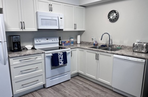 Regional District of Nanaimo House | Hot tub, Pet Friendly + Monthly Discounts! Trails Nearby!n