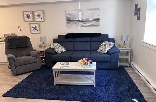 Regional District of Nanaimo House | Hot tub, Pet Friendly + Monthly Discounts! Trails Nearby!n
