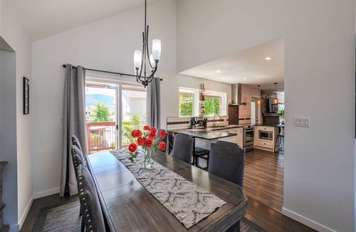 Okanagan-Similkameen House | Hot Tub, POOL, near KVR, downtown and lake ,spacious house