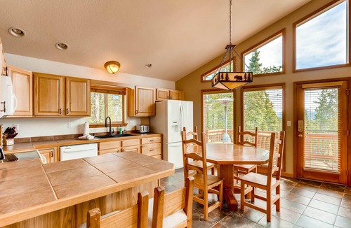Valley of the Sun Cabin | Hot Tub, Pool Table & Home Theater - Mtn Views, 20 mi to Breck