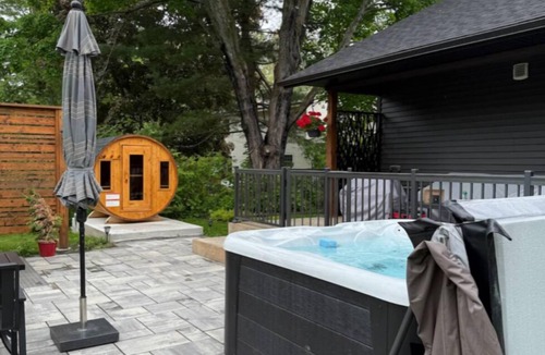 Bracebridge Cottage | Hot tub, sauna, auto generator, in town of Bracebridge, dock-water toys, pets OK