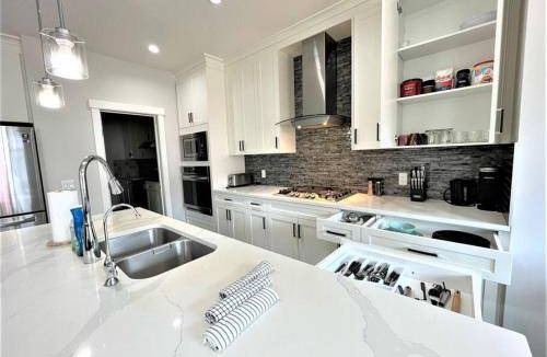 Southeast Calgary House | House ∙ 5 bedrooms ∙ 11 guests