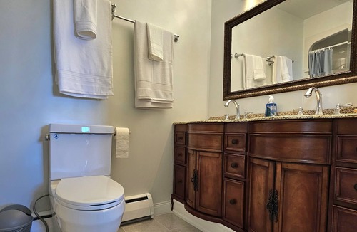 Summerside Cabin | House bed and breakfast type. Can be family or single travelers