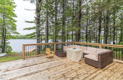 Kemptville House | House on lake w/Hot Tub & Sauna