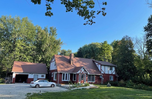 Beeton House | House with 4.5 bedrooms,10 Acres of forest creek and trails, lots of parking