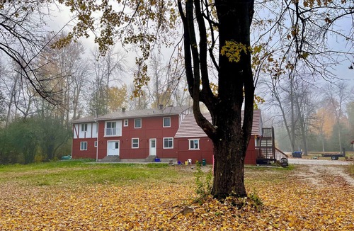 Beeton House | House with 4.5 bedrooms,10 Acres of forest creek and trails, lots of parking