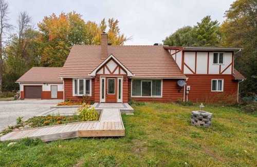 Beeton House | House with 4.5 bedrooms,10 Acres of forest creek and trails, lots of parking
