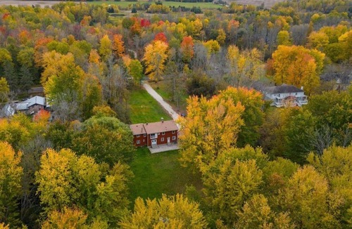 Beeton House | House with 4.5 bedrooms,10 Acres of forest creek and trails, lots of parking