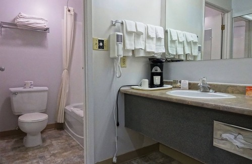 Tillsonburg Hotel | Howard Johnson by Wyndham Tillsonburg