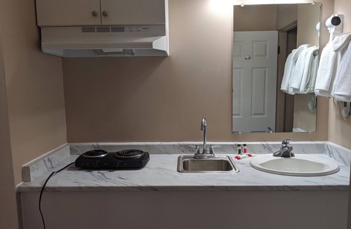 City Centre Hotel | Howard Johnson by Wyndham Downtown Kamloops