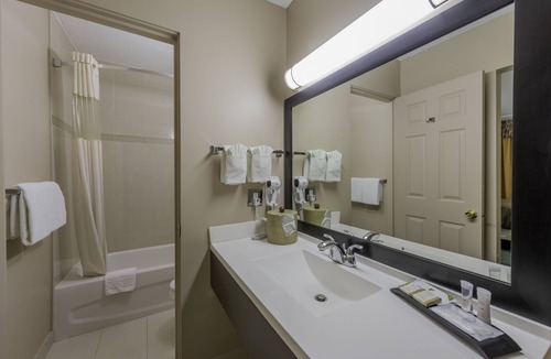 City Centre Hotel | Howard Johnson by Wyndham Downtown Kamloops