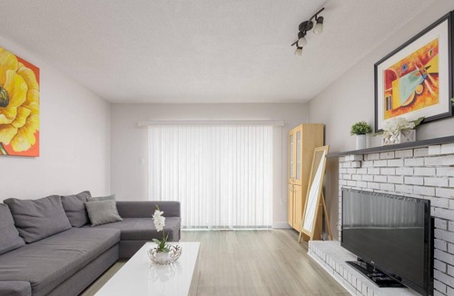 Riley Park Apartment | Huge 4 Bedroom Upper Suite Good for 10 People