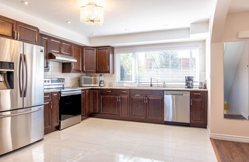 Rosemount House | HUGE 7-Bdrm Duplex in the Heart of Kitchener