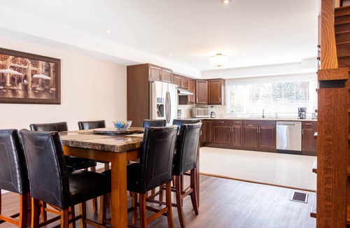 Rosemount House | HUGE 7-Bdrm Duplex in the Heart of Kitchener