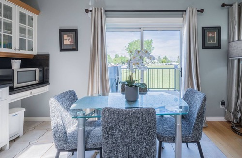 Hidden Valley House | Huge Home for your group! Mins to Airport!