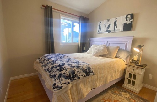 Hidden Valley House | Huge Home for your group! Mins to Airport!
