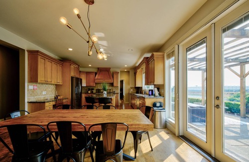 West Abbotsford House | HUGE HOME! Sleeps 23, Private Lake, Gym, Hot Tub, Game Room, Theatre, Karaoke