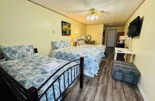 Port Stanton Hotel | Huge lakefront room, pool, hottub, sauna #10