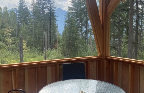 Golden Cabin | Hummingbird Haven Charming Cabin in the Mountains