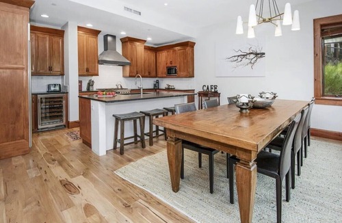 Avon Condo | Hummingbird Lodge A101 — True Ski-In/Ski-Out Best Ski Access in Bachelor Gulch