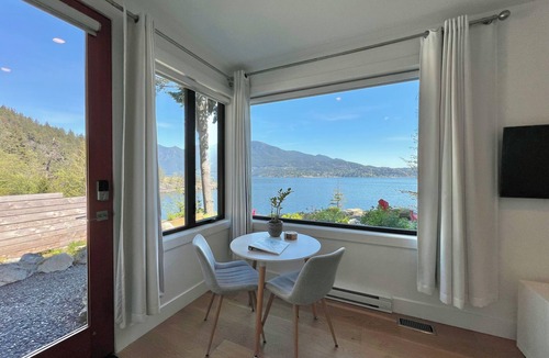 Bowen Island House | Hummingbird Oceanside Suites: Cypress Mountain Suite