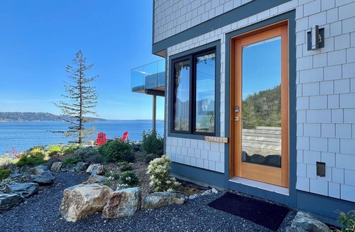 Bowen Island House | Hummingbird Oceanside Suites: Cypress Mountain Suite