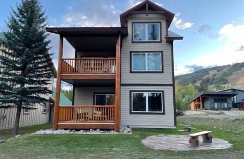East Kootenay House | Hummingbird Suite Walk to Base of Ski Hill