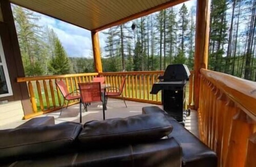 East Kootenay House | Hummingbird Suite Walk to Base of Ski Hill