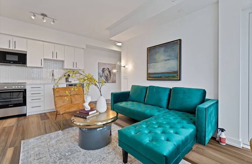 Kitchener Condo | Hydropool Spa HotTub/Bowling Alley/Patio/BBQ/Games - Gorgeous Corner Condo